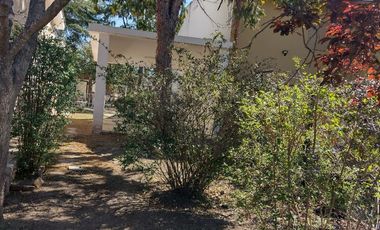 00090 Casa p/ 6 con amplio parque a mts del Rio y de plaza- con cochera