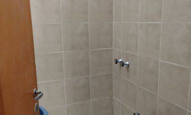 00090 Casa p/ 6 con amplio parque a mts del Rio y de plaza- con cochera