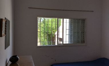 00090 Casa p/ 6 con amplio parque a mts del Rio y de plaza- con cochera