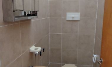 00090 Casa p/ 6 con amplio parque a mts del Rio y de plaza- con cochera