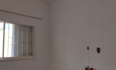 00090 Casa p/ 6 con amplio parque a mts del Rio y de plaza- con cochera