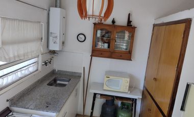 00090 Casa p/ 6 con amplio parque a mts del Rio y de plaza- con cochera