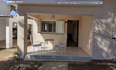 00090 Casa p/ 6 con amplio parque a mts del Rio y de plaza- con cochera