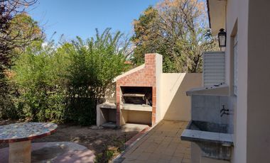 00090 Casa p/ 6 con amplio parque a mts del Rio y de plaza- con cochera