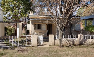 00090 Casa p/ 6 con amplio parque a mts del Rio y de plaza- con cochera