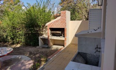 00090 Casa p/ 6 con amplio parque a mts del Rio y de plaza- con cochera