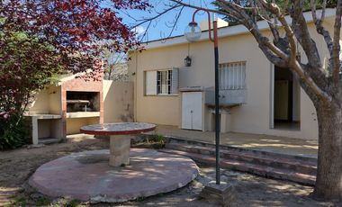 00090 Casa p/ 6 con amplio parque a mts del Rio y de plaza- con cochera