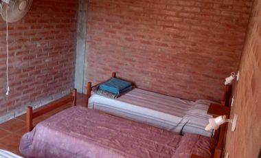 00072- Inmejorable ubicación a 1 cuadra de la plaza, para 5 c/u con pileta