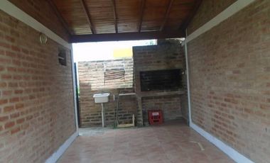 00072- Inmejorable ubicación a 1 cuadra de la plaza, para 5 c/u con pileta