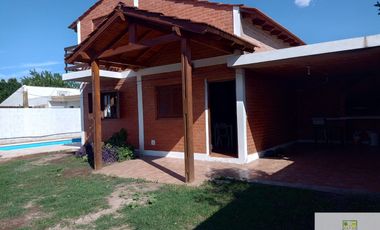 00072- Inmejorable ubicación a 1 cuadra de la plaza, para 5 c/u con pileta