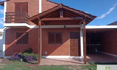 00072- Inmejorable ubicación a 1 cuadra de la plaza, para 5 c/u con pileta