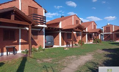 00072- Inmejorable ubicación a 1 cuadra de la plaza, para 5 c/u con pileta