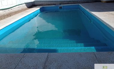 00072- Inmejorable ubicación a 1 cuadra de la plaza, para 5 c/u con pileta