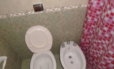 00072- Inmejorable ubicación a 1 cuadra de la plaza, para 5 c/u con pileta