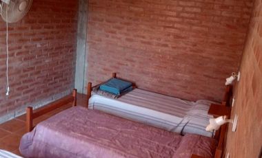 00072- Inmejorable ubicación a 1 cuadra de la plaza, para 5 c/u con pileta