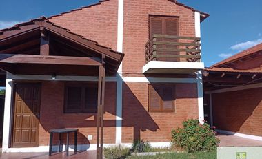 00072- Inmejorable ubicación a 1 cuadra de la plaza, para 5 c/u con pileta
