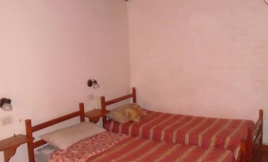 00072- Inmejorable ubicación a 1 cuadra de la plaza, para 5 c/u con pileta