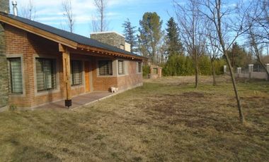 K009 MC Inmejorable Chalet  residencial c/ pileta 3 dorm. 4 bañ. en Mina Clavero