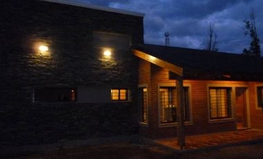 K009 MC Inmejorable Chalet  residencial c/ pileta 3 dorm. 4 bañ. en Mina Clavero