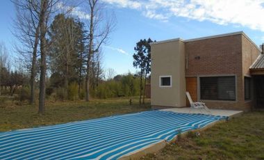 K009 MC Inmejorable Chalet  residencial c/ pileta 3 dorm. 4 bañ. en Mina Clavero