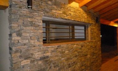 K009 MC Inmejorable Chalet  residencial c/ pileta 3 dorm. 4 bañ. en Mina Clavero