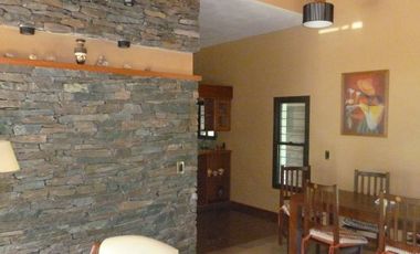 K009 MC Inmejorable Chalet  residencial c/ pileta 3 dorm. 4 bañ. en Mina Clavero