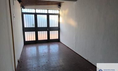 Casa en alquiler de 4 dormitorios c/ cochera en Godoy Cruz