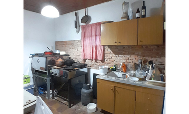 Casa 2 dormitorios con patio, Vieytes 229, Colón.