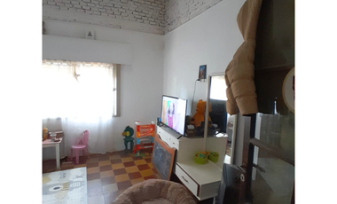 Casa 2 dormitorios con patio, Vieytes 229, Colón.
