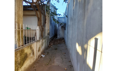Casa 2 dormitorios con patio, Vieytes 229, Colón.