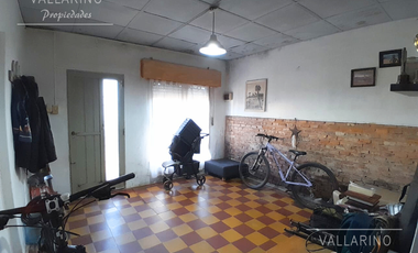 Casa 2 dormitorios con patio, Vieytes 229, Colón.