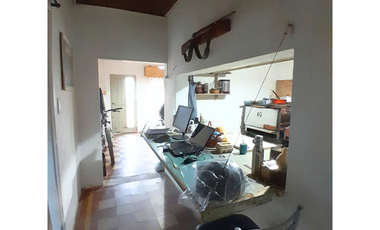 Casa 2 dormitorios con patio, Vieytes 229, Colón.