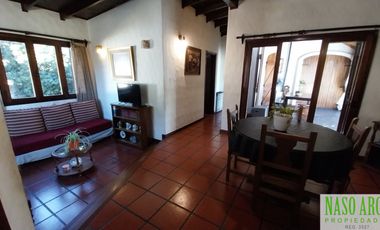 Chalet en venta con quincho e importante lote y piscina en Sierra de los Padres.