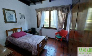 Chalet en venta con quincho e importante lote y piscina en Sierra de los Padres.