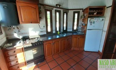 Chalet en venta con quincho e importante lote y piscina en Sierra de los Padres.