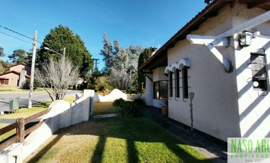 Chalet en venta con quincho e importante lote y piscina en Sierra de los Padres.