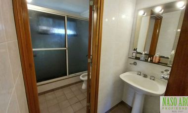 Chalet en venta con quincho e importante lote y piscina en Sierra de los Padres.