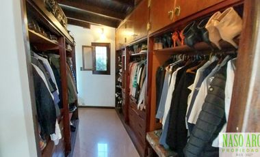 Chalet en venta con quincho e importante lote y piscina en Sierra de los Padres.