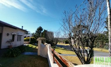 Chalet en venta con quincho e importante lote y piscina en Sierra de los Padres.
