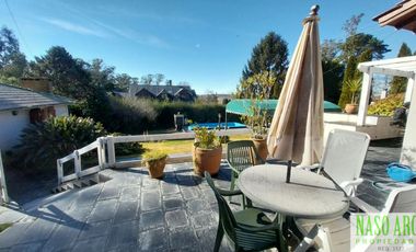 Chalet en venta con quincho e importante lote y piscina en Sierra de los Padres.