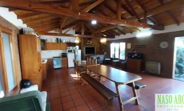 Chalet en venta con quincho e importante lote y piscina en Sierra de los Padres.