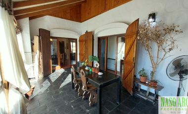 Chalet en venta con quincho e importante lote y piscina en Sierra de los Padres.