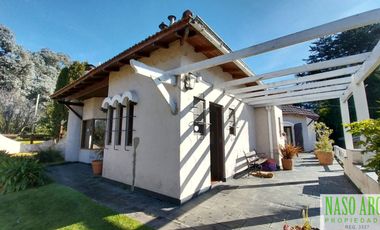 Chalet en venta con quincho e importante lote y piscina en Sierra de los Padres.