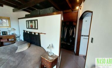 Chalet en venta con quincho e importante lote y piscina en Sierra de los Padres.