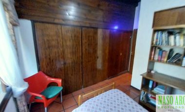 Chalet en venta con quincho e importante lote y piscina en Sierra de los Padres.