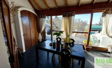 Chalet en venta con quincho e importante lote y piscina en Sierra de los Padres.