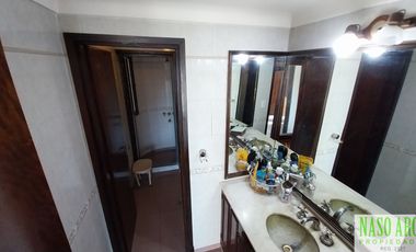 Chalet en venta con quincho e importante lote y piscina en Sierra de los Padres.