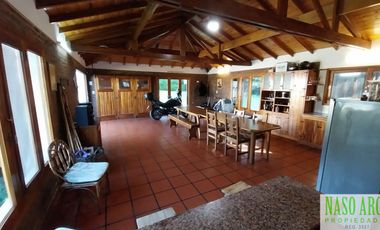 Chalet en venta con quincho e importante lote y piscina en Sierra de los Padres.