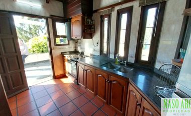 Chalet en venta con quincho e importante lote y piscina en Sierra de los Padres.