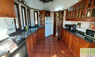 Chalet en venta con quincho e importante lote y piscina en Sierra de los Padres.